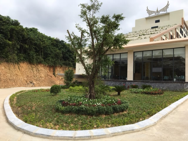 Thi công đá lát sân, bo vỉa Khách sạn Mường Thanh Diễn Lâm